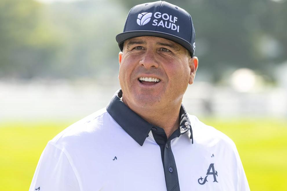PAT PEREZ RE-SIGNS WITH 4ACES