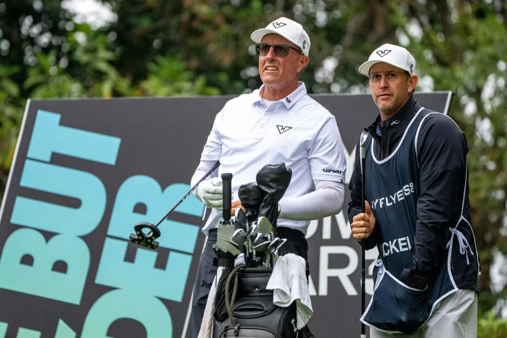 El caddie de Tim Mickelson se retira