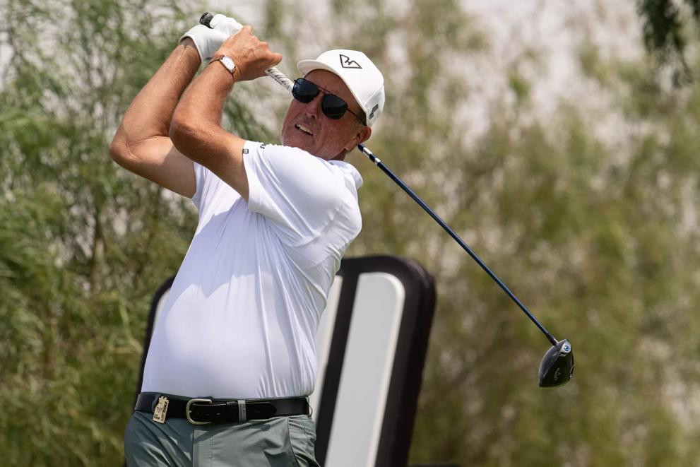 Mickelson surges in Jeddah